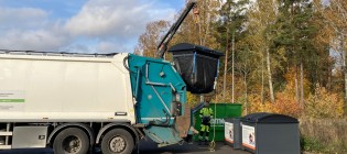 Jäteauto tyhjentää jäteastiaa