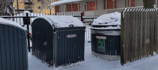 Biojäteastia jätepisteessä talvella