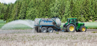Sako- ja umpikaivolietettä levitetään pellolle traktorilla ja lietevaunulla