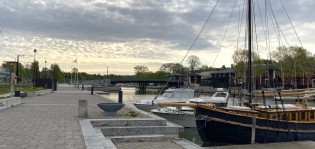 Uudenkaupungin kaupunginlahdella veneitä ja Tervaportti-silta