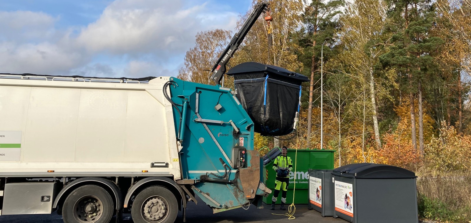 Jäteauto tyhjentää jäteastiaa