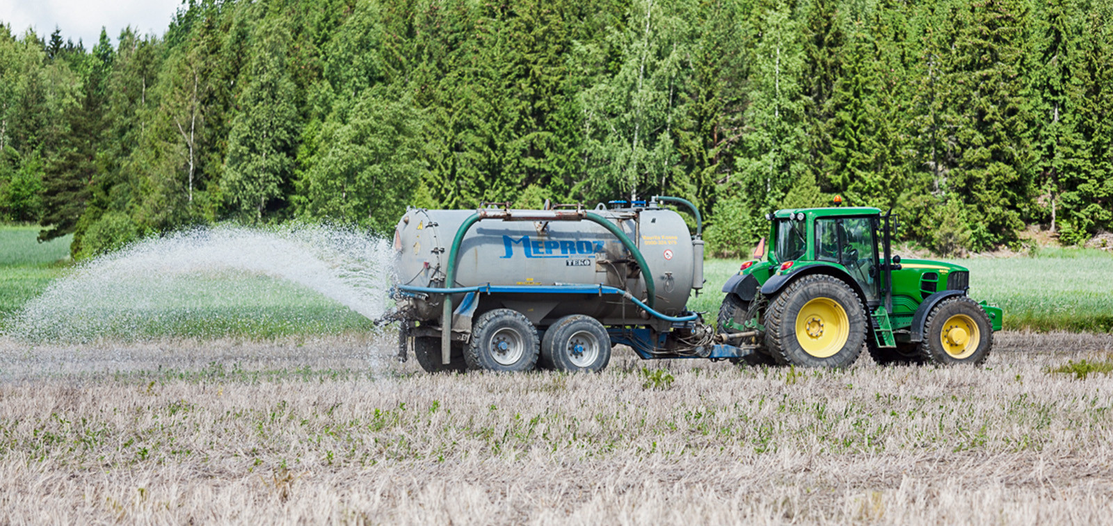 Sako- ja umpikaivolietettä levitetään pellolle traktorilla ja lietevaunulla